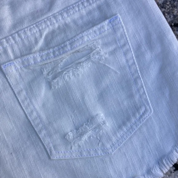 NWT 🐲💙 We The Free Spring White Frayed Hem Short