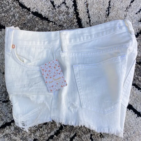 NWT 🐲💙 We The Free Spring White Frayed Hem Short