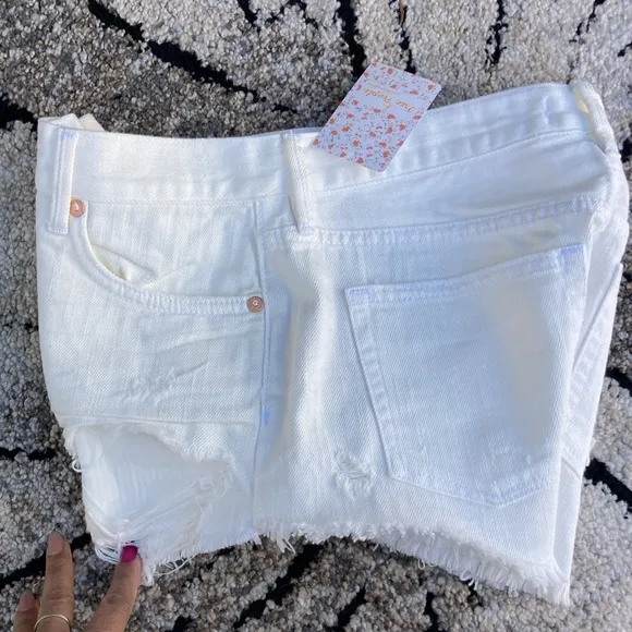 NWT 🐲💙 We The Free Spring White Frayed Hem Short