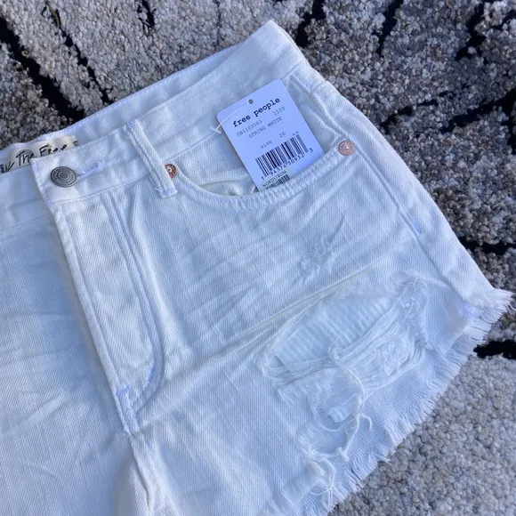 NWT 🐲💙 We The Free Spring White Frayed Hem Short