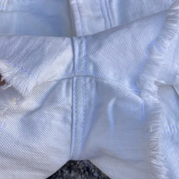 NWT 🐲💙 We The Free Spring White Frayed Hem Short