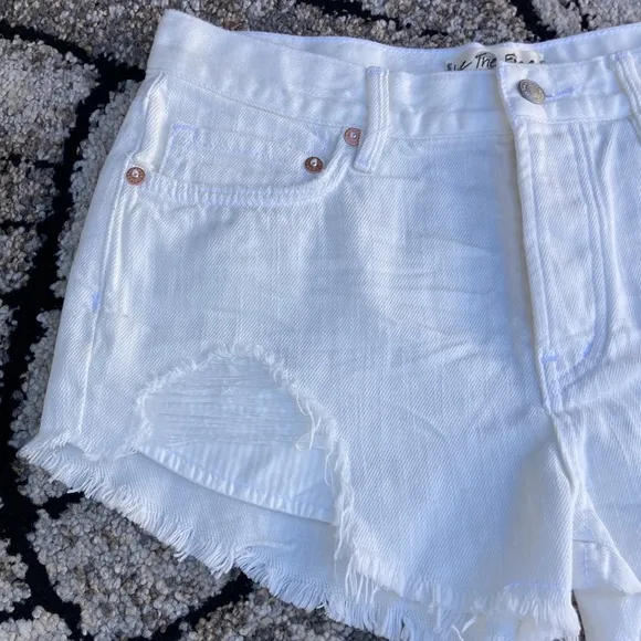 NWT 🐲💙 We The Free Spring White Frayed Hem Short