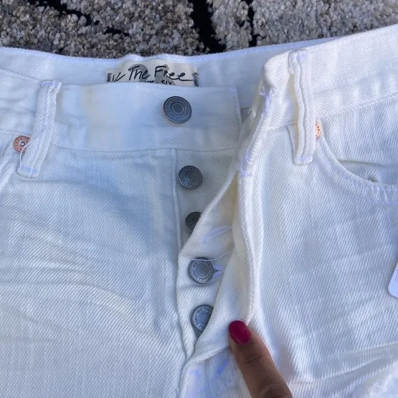 NWT 🐲💙 We The Free Spring White Frayed Hem Short