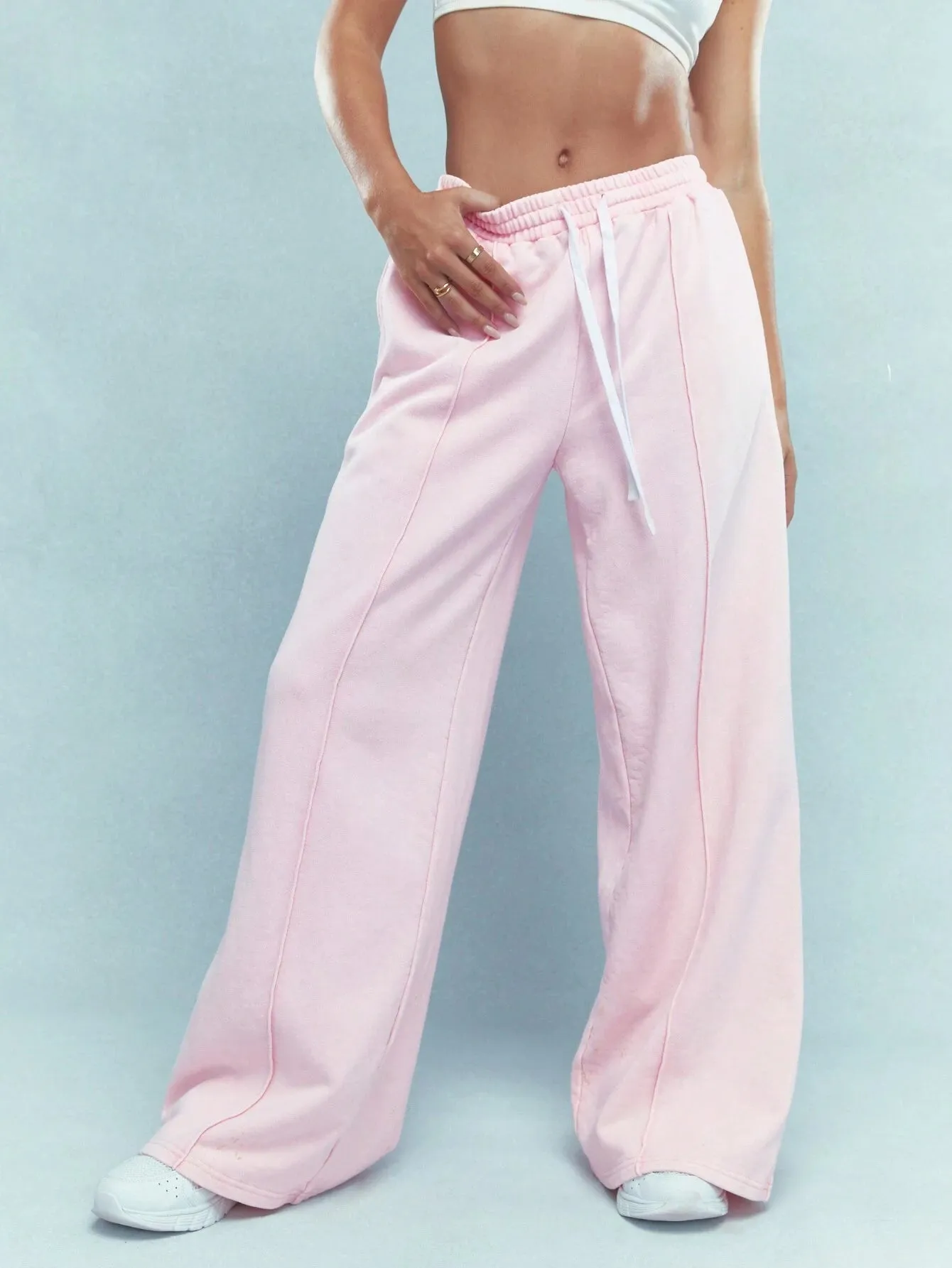 Pleat Stitch Wide-Leg Sweatpants – Trendy & Comfortable Fit