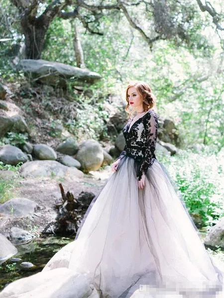 Roycebridal Vintage Black Lace And White Tulle Wedding Dresses Sexy V Neck Backless Illusion Long Sleeves Gothic Bridal Gowns mariee