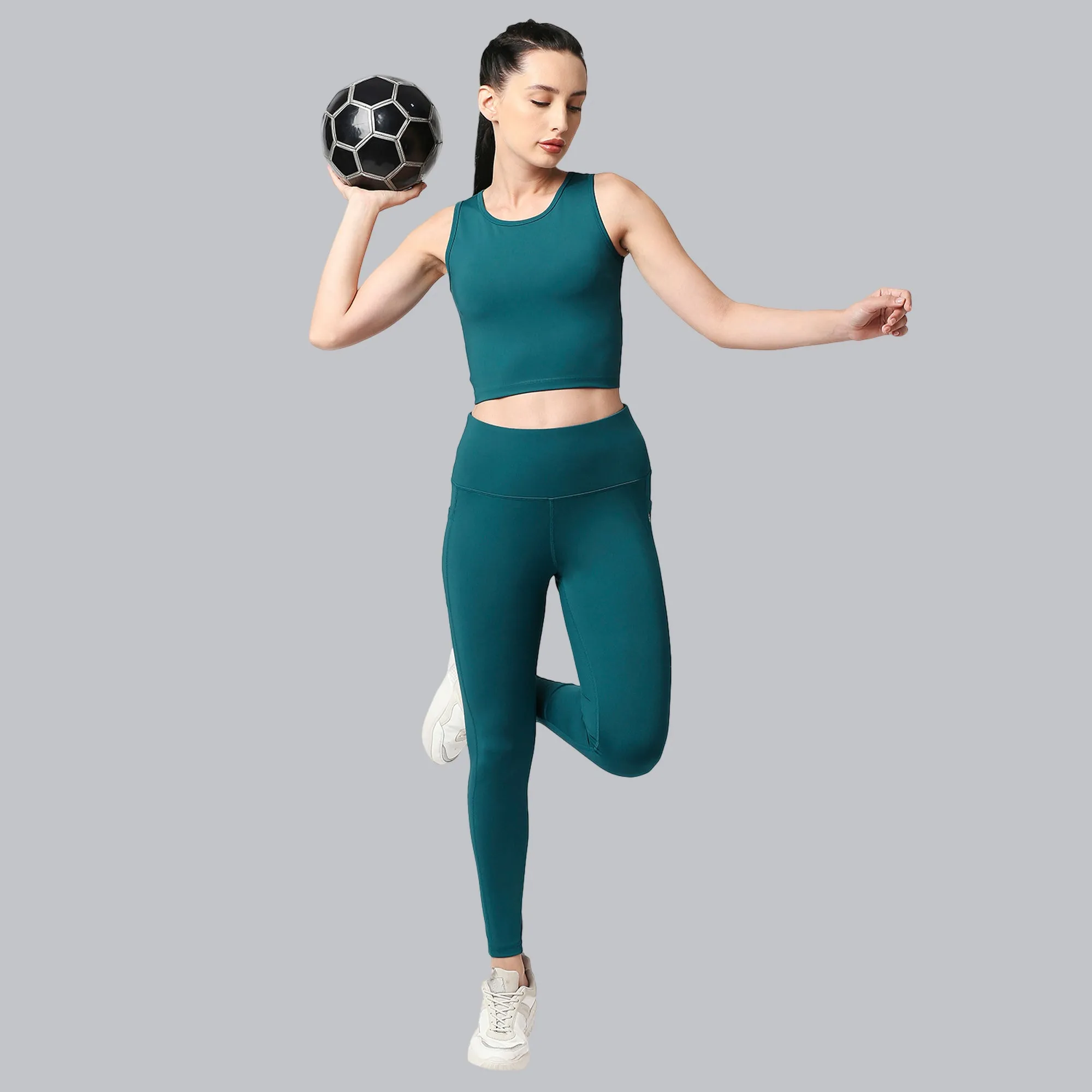 Sleeveless Activewear Solid Sports Crop Top