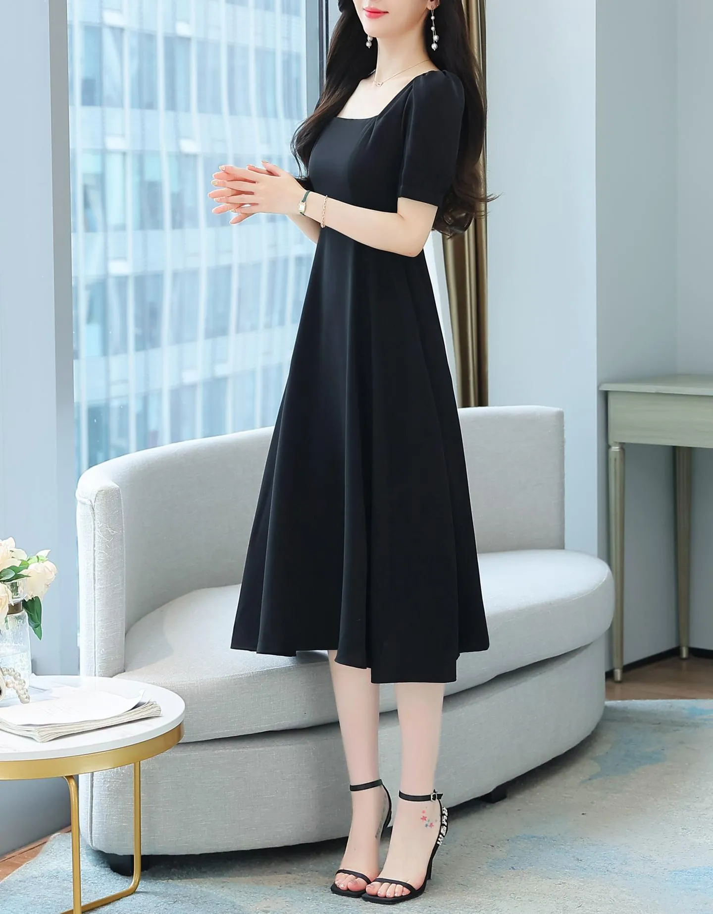 Sophisticated Solid Color Retro Dress Featuring Pleats and a Square Neck