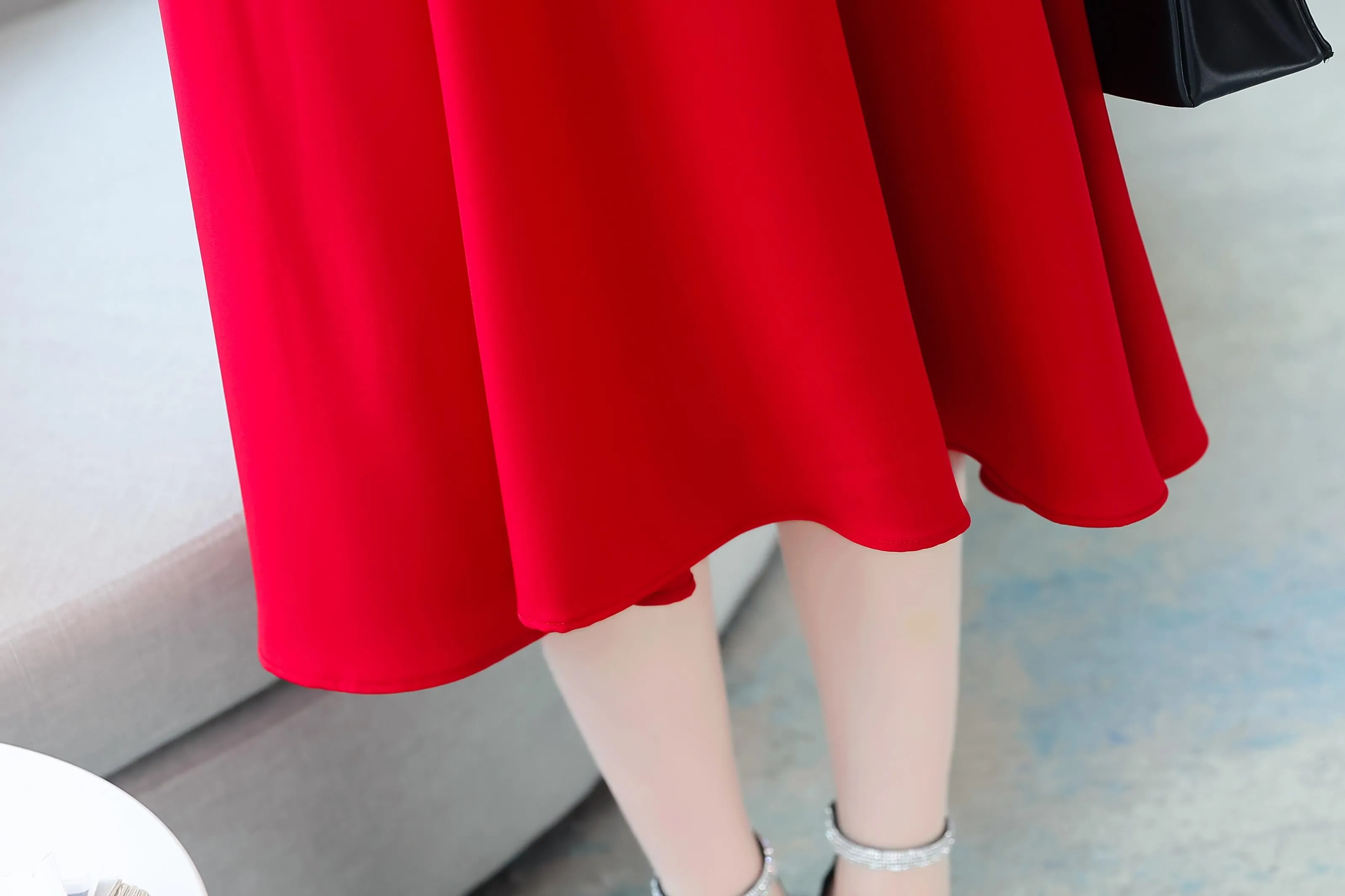 Sophisticated Solid Color Retro Dress Featuring Pleats and a Square Neck