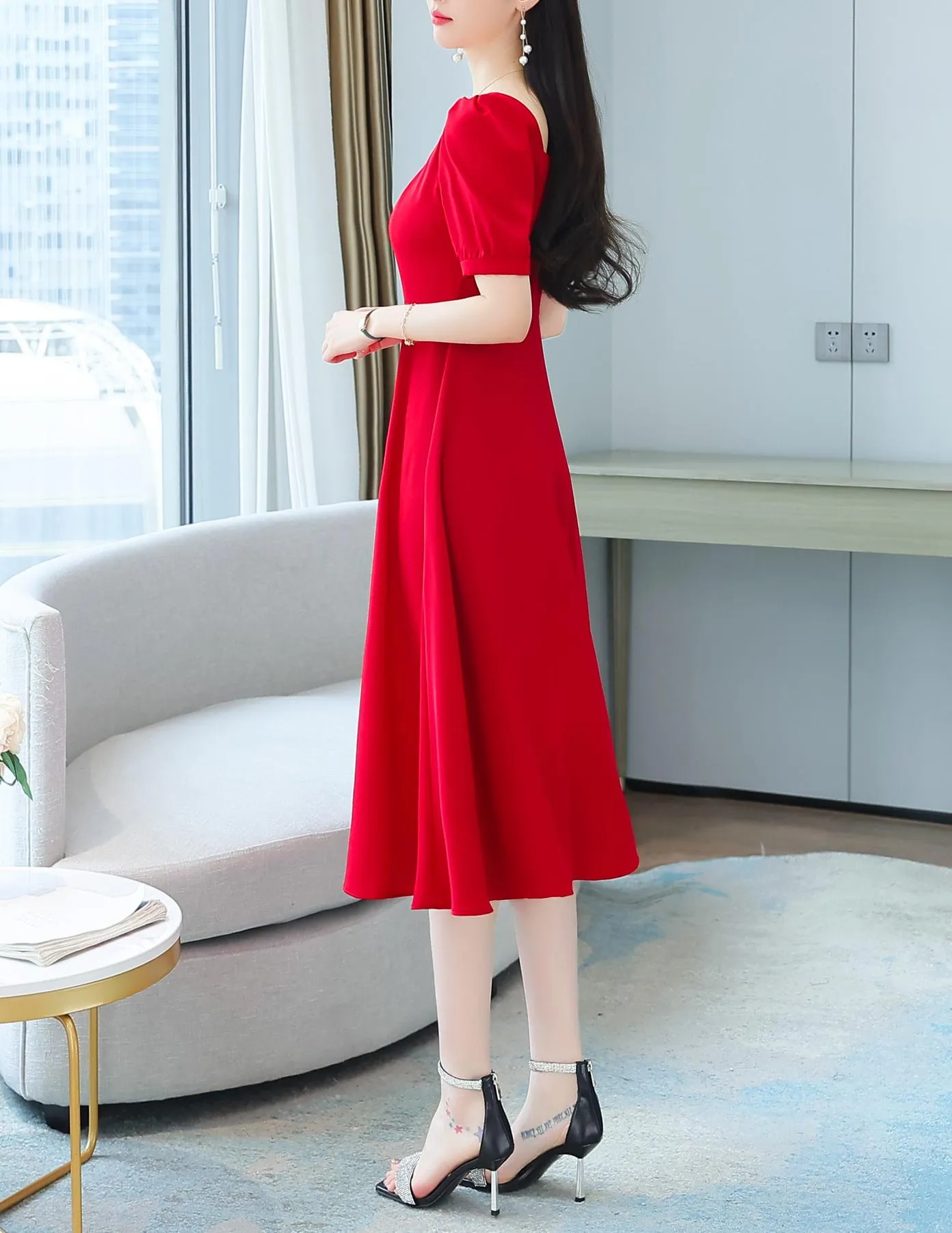 Sophisticated Solid Color Retro Dress Featuring Pleats and a Square Neck