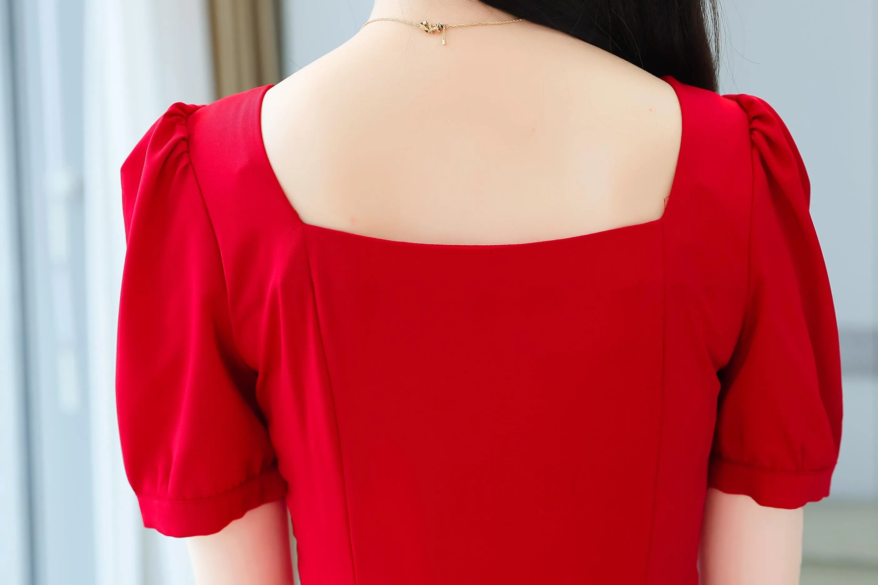 Sophisticated Solid Color Retro Dress Featuring Pleats and a Square Neck