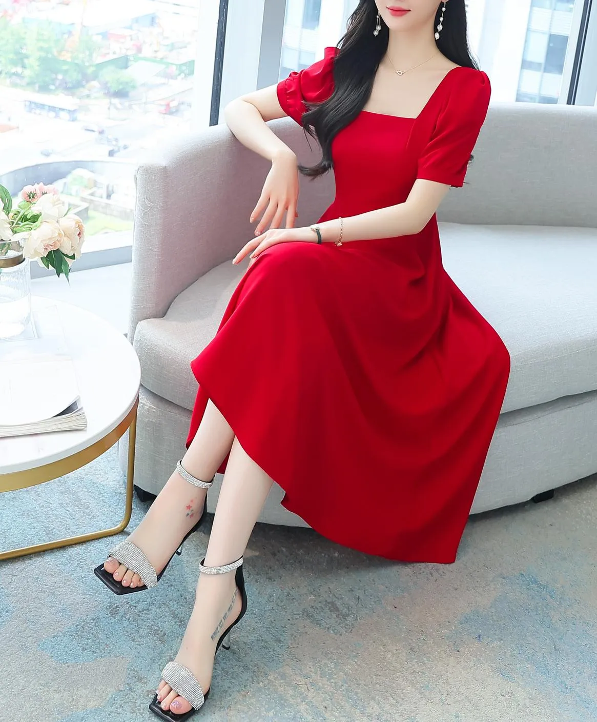 Sophisticated Solid Color Retro Dress Featuring Pleats and a Square Neck