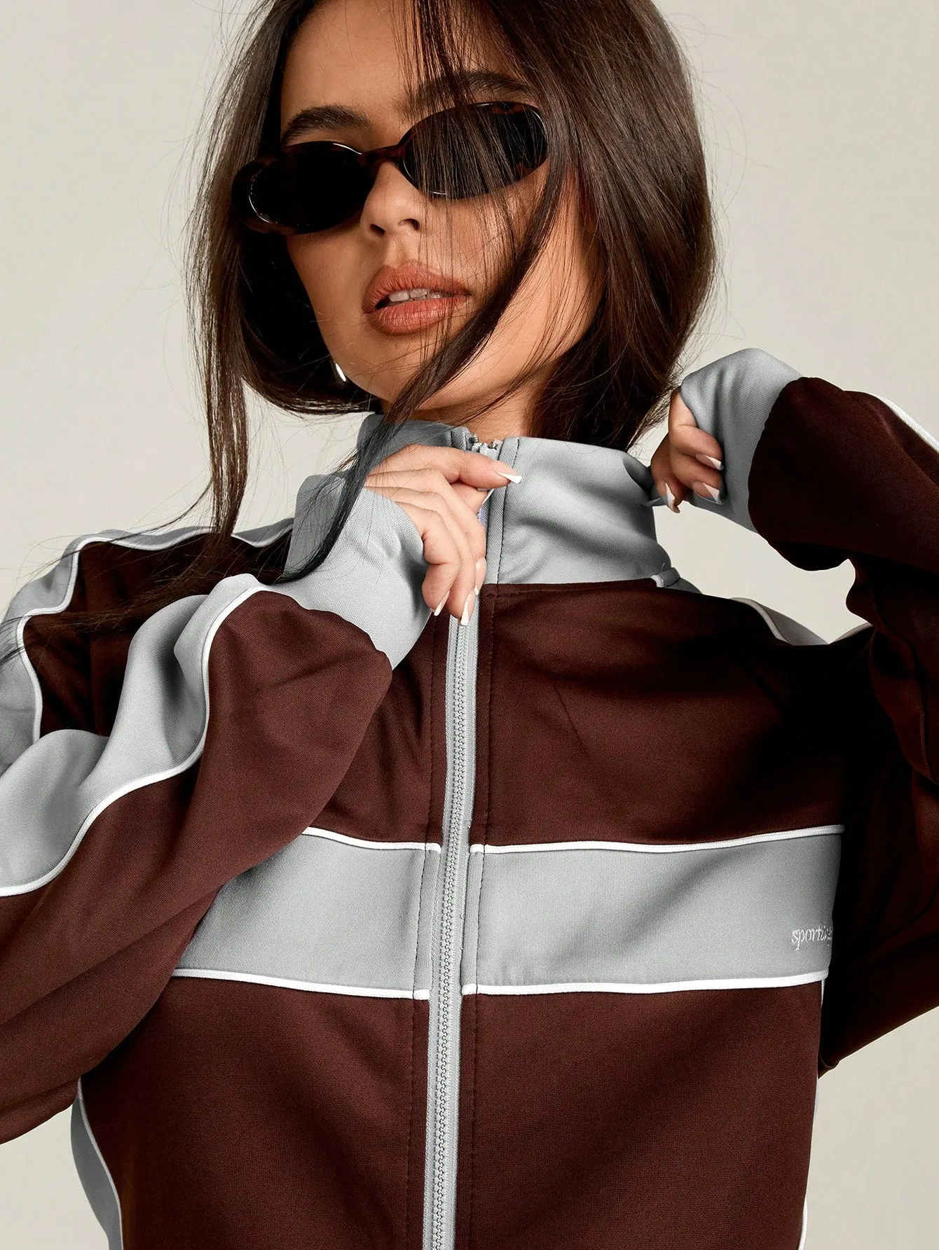 Stylish Minimalist Women's Zip-Up Jacket – Casual & Trendy Outerwear
