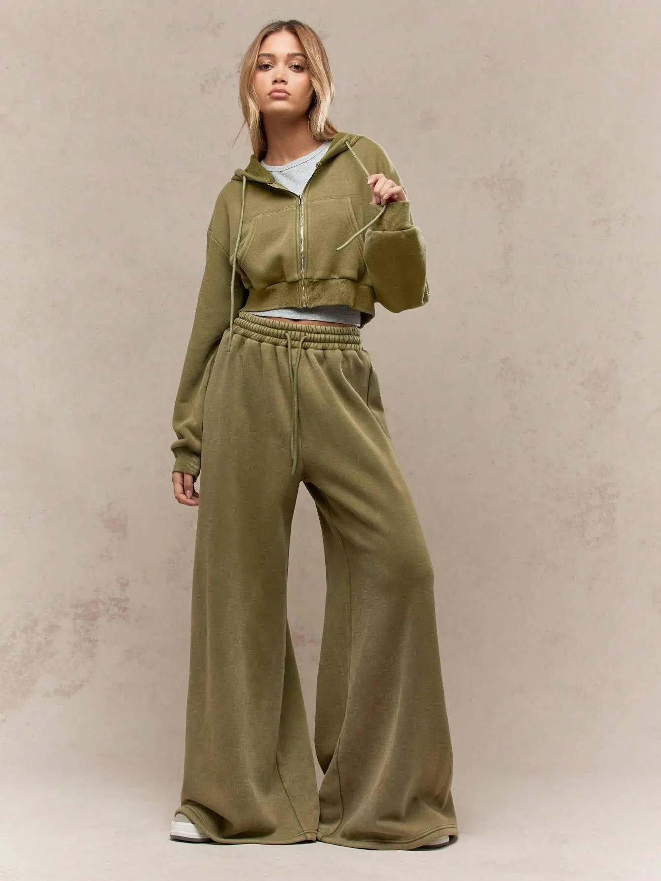 Trendy & Versatile Zip-Through Shrunken Crop Hoodie