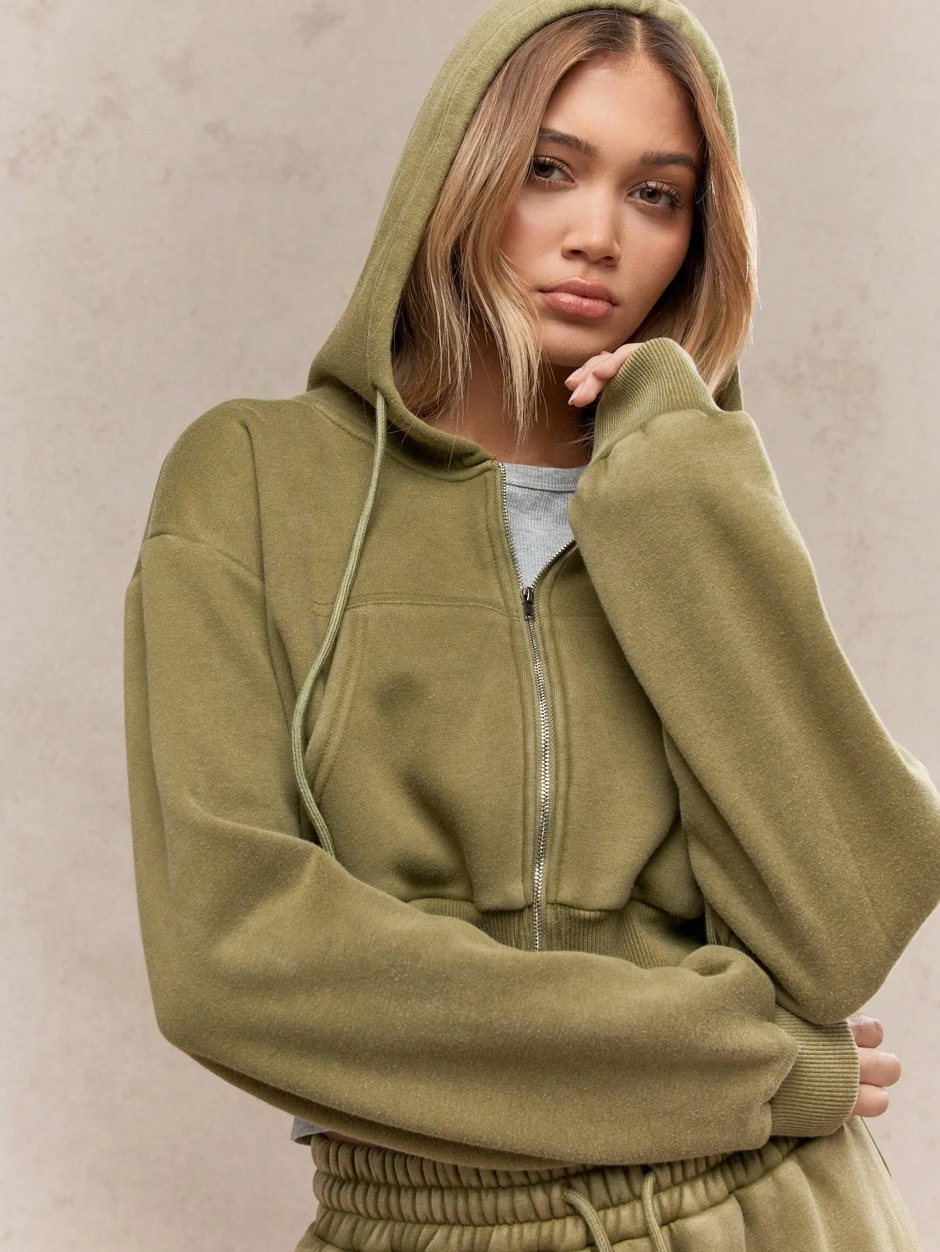Trendy & Versatile Zip-Through Shrunken Crop Hoodie