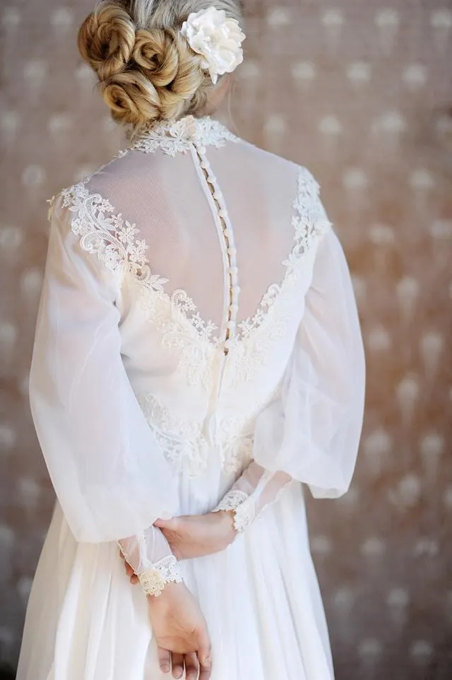 Vintage Chiffon Bridal Gown with Loose Long Sleeves